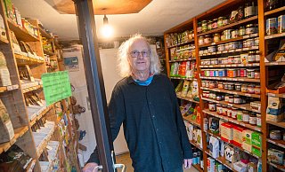 Rudolf Döhr berteibt den Bioladen "Regenwurm" seit 1979. Jetzt verkleinerte er den Laden auf eine Verkaufsfläche von zehn Quadratmetern. Doch das soll sich bald wieder ändern. - Ralf Bittner