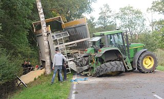 Bei dem Unglück auf der Niedermehner Straße dürfte erheblicher Sachschaden entstanden sein. - Joern Spreen-Ledebur