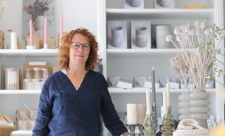 Monica Rückl (55) hat ihren Umzug in die neuen Geschäftsräume im Elsbach-Haus vollendet und freut sich auf die Neueröffnung am 2. August. - Claus Frickemeier