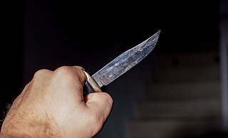 Mit einem Messer bewaffnet: Auch einer drei gesuchten Täter hatte eines dabei und drohte damit. - Symbolfoto: picture alliance / Fotostand