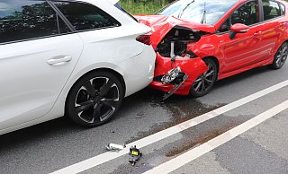 Der Ford, in dem auch der Säugling mitfuhr, fuhr auf den vorausfahrenden Cupra auf. - Polizei