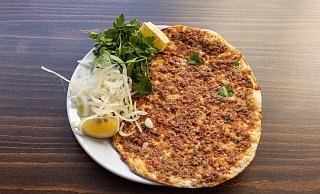 Zum Standardprogramm gehören auf jeden Fall Börek und Lahmacun, aber auch schmackhafte Besonderheiten wie Acma, Simit, Baklava und Mante. - Symbolfoto/Pixabay