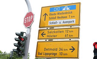 Auf diesem Straßenschild an der Kreuzung Wilhelmshöhe und Heinz-Nixdorf-Ring in Paderborn ist der Ortsname "Hameln" auffällig verblasst. - Rajkumar Mukherjee