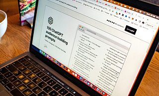 Das KI-Programm ChatGPT beantwortet Fragen zu jedem Thema und schreibt in wenigen Sekunden eine zwölfseitige Facharbeit. - Unsplash