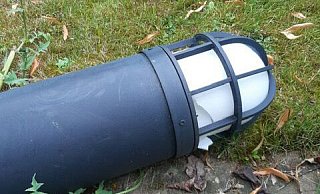 Vier von den 1,30 Meter hohen Stableuchten haben die Täter umgetreten und beschädigt. - Martinsstift