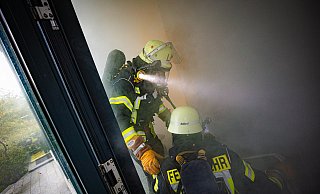 Unter der Leitung von Holger Reker fand eine Großübung am Sennestadthaus statt. - Mike-Dennis Müller / www.mdm.photo