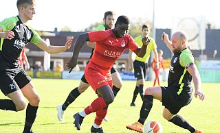 Theesens Yatma Wade (rotes Trikot) ist auf dem Weg zu einem seiner insgesamt 29 Tore, die er für den VfL geschossen hat. - Peter Unger