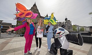 Sabine Stoffels (l.) und Frieda Wieczorek vom Shademakers Carnival Club haben Hauptsponsor Rabea Giersch von der Sparkasse Bielefeld in ihre Mitte genommen. - Oliver Krato
