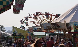 Der 453. Blasheimer Markt startete bei bestem Wetter. Noch bis Sonntag lockt die Kirmes mit Köstlichkeiten und vielen bunten Fahrgeschäften. - Marco Hilla
