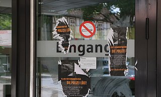 Im gesamten Innenstadtbereich wurde vermutlich in der letzten Nacht wild plakatiert, um auf die bevorstehende Demonstration hinzuweisen. - Claus Frickemeier