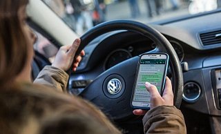 Unfallursache Smartphone: Mehr als jeder zweite Autofahrer nutzt sein Handy am Steuer. - Polizei NRW/Jochen Tack