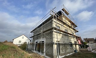 Das Einfamilienhaus ist hoch. Von der Straße aus ist das Dach schlecht einsehbar. - Dirk Windmöller