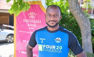 David Kinsombi vor dem Panorama Royal Hotel in Bad Häring, in dem Paderborns Zweitligakicker ihr Trainingslagerquartier bezogen haben. - Oliver Krato