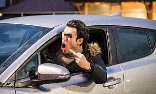 Laut pöbelnd und beleidigend ging der Mann auf den Autofahrer vor ihm los. Schließlich schlug er sogar zu. - Symbolfoto: picture alliance / Zoonar
