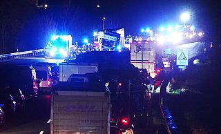 Ein Lkw-Fahrer ist nach einem Reifenplatzer in die Mittelleitplanke an der A30 geraten. - Gerald Dunkel