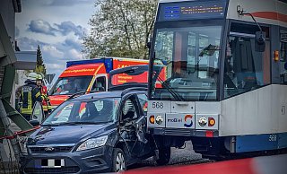An der Deciusstraße kollidierte ein Auto mit einer Stadtbahn der Linie 1. - Paul Brinkmann