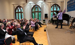 Die Lehrer-Kombo rockt den Festakt im Rüschenhemd: Björn Gbur (E-Gitarre), Toshie Seo (Flügel), André Malik (Bass) und Richard Meier (Schlagzeug). - Ulf Hanke