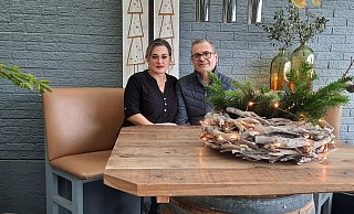 Auch draußen stimmt man sich auf Weihnachten ein: Lori und Alfredo "Alfio" Putrino im liebevoll geschmückten Außenbereich ihres Restaurants. - Gabriele Freimuth