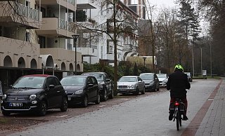 Die Straße am Kurpark ist durch den Wegfall von Parkgebühren noch beliebter geworden. Der kleine Flitzer (2. von links) parkt dort bereits mehrere Wochen - unbewegt. - Nicole Sielermann