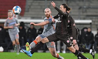 SCP-Akteur Jannis Heuer (l.) soll auf St. Pauli diesmal nicht als Stoßstürmer auflaufen. Pauli-Spieler Jackson Irvine wird nach dem Spiel wieder zu Fuß nach Hause gehen. - picture alliance