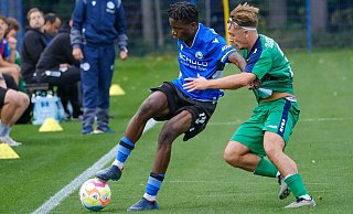 Arminias Daniel Gabriel Nsumbu, hier gegen Duisburg, muss seine Ballfertigkeit nun auf höchstem Niveau beweisen. - Andreas Zobe