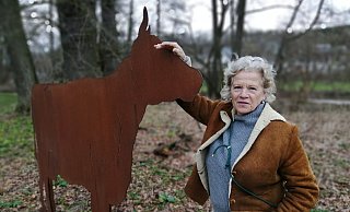 Gabriele Freifrau von Spiegel sieht das Kunstprojekt als Bereicherung für den Landschaftspark. - Burkhard Battran