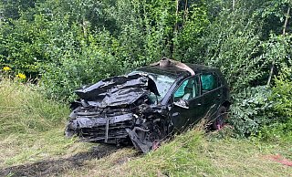 Der VW-Golf wurde in die Böschung geschleudert. - MT-Foto: Jan Henning Rogge