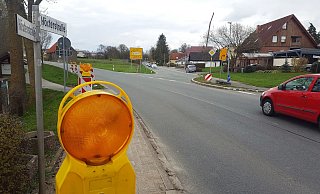 Die Absperrbaken für die Vollsperrung am Ortsausgang Bredenborn stehen bereits. Die Umleitung erfolgt über die L 886 (Richtung Bellersen) und die L 825 Richtung Vörden. - David Schellenberg