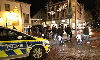 Masken suchte man bei den über 200 sogenannten "Spaziergängern" vergeblich. - Jan-Henrik Gerdener