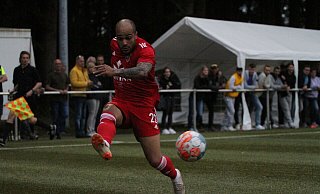So kennt man ihn: David Odonkor schlägt aus vollem Lauf eine Flanke von der rechten Seite. Der gebürtige Bünder hat noch einmal die Fußballstiefel geschnürt und spielt nun für den ambitionieten Westfalenligisten TuS Bövinghausen. - Thomas Vogelsang