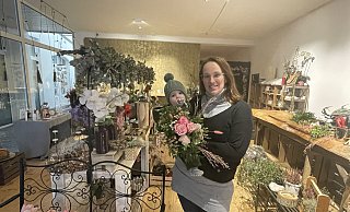 Daniela Walter mit Töchterchen Emma (1/2 Jahr) in ihrem Laden an der Radewiger Straße 19. Am Samstag, 27. Januar, schließt sie hier zum letzten die Türen zum Ausverkauf auf. Mit einem neuen, geschäftsunabhängigen Konzept möchte sie weiter für ihre Kundinnen und Kunden da sein - und verstärkt auch für ihre kleine Tochter. - Natalie Gottwald