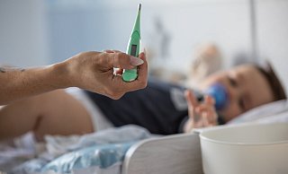 Besonders Kleinkinder leiden aktuell an dem RSV-Virus und sorgen für eine Überlastung in den Kliniken. - Christin Klose