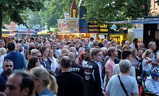 Dichtes Gedränge bei der Innenstadtfete. Sicherheitsauflagen haben den Aufbau der Stände und Buden komplizierter gemacht. - Thorsten Gödecker
