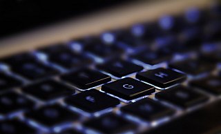 Die Polizei hat in Wohnungen und Häuser wegen des Verdachts des Besitzes und des Verbreitens von Kinderpornografie durchsucht. - (Symbolbild): Pixabay