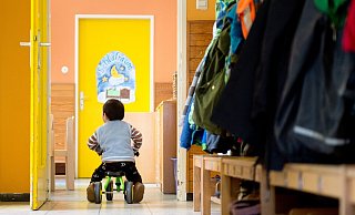 Der Personalmangel in den Kitas in Gütersloh führt inzwischen zu Einschränkungen im Betrieb. Konkret: Kitas machen nachmittags früher zu, manche sehen sich veranlasst, komplette Gruppen zu schließen. - Sebastian Kahnert/dpa