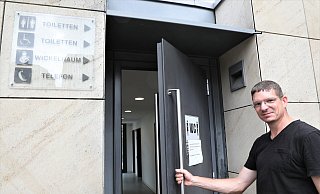 Die öffentliche Toilette ist bis voraussichtlich kommende Woche geschlossen, Florian Stieneke erklärt, warum dort Bauarbeiten nötig waren und sind. - Simone Flörke