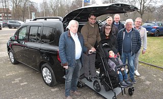 Der Verein Hövelstein Sozialfonds hat ein behindertengerechtes Auto für die Familie Frantz aus Schloß Neuhaus beschafft. Bei der Übergabe waren Hermann Josef Hüser (v. l.), Levente-Istvan Frantz mit seiner Frau Rut-Damaris Jeleriu und dem Sohn Lucas, sowie Michael Fortmeier, Christian Pollmeier, Reinhard Berenbrinker und Franz-Josef Kaimann dabei. - Uwe Müller