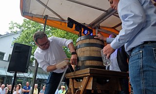 O’zapft is: Das allerdings dauerte, denn Bürgermeister Lars Bürgermeister brauchte 29 Schläge bis das Bier ordentlich floss. - Thorsten Gödecker