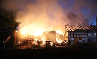 Die Scheune war nicht mehr zu retten, sie brannte bereits lichterloh, als die Feuerwehr eintraf. - Charlotte Mahncke
