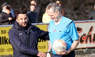 Es geht doch: Herringhausen-Eickums Trainer Ümüt Gözlükcü (l.) freut sich über das Entgegenkommen des Verbandes. - Stefan Hageböke