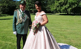 1079 Tage nach dem Königsschuss konnte das Schöninger Königspaar Meinolf und Marita Börger endlich die festliche Parade durch „ihr“ Dorf genießen. - Schützen Schöning