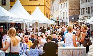 So voll war der Bielefelder Weinmarkt 2024 am ersten Abend. - Mller