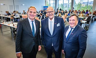 Das Präsidium der Handwerkskammer OWL: Präsident Peter Eul (M.) mit den Vizepräsidenten Heiner Dresrüsse (l.) und Ralf Noltemeyer. - Sarah Jonek Fotografie
