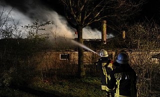 Dichter Rauch drang aus dem Dach des Stalls. Die Feuerwehr bekämpfte die Flammen von mehreren Seiten. - Joern Spreen-Ledebur