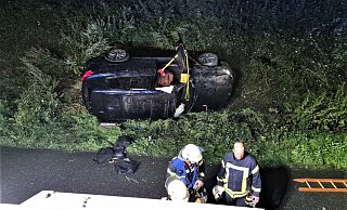 Der BMW landete nach dem Überschlagen im Graben neben der Autobahn. - FFW Warburg