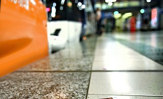 Am Bahnsteig der Haltestelle Rudolf-Oetker-Halle kam es zu dem Vorfall, den die Polizei zunächst als versuchtes Tötungsdelikt einschätzt. - Barbara Franke