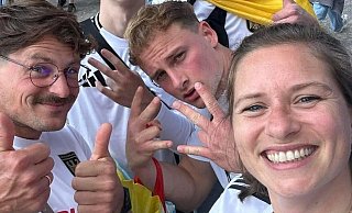 Ein Selfie geht um die Welt: Als Carolin Knurr (geborene Bastemeier) mit ihrem Mann Max und weiteren Freunden das Foto mit dem gefundenen Handy schießt, ahnt sie nicht, was das auslösen könnte. Jetzt ist es allein bei Twitter fünf Millionen mal angesehen worden. Foto: - Carolin Knurr