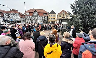 Der größte Chor von Warburg sang Weihnachtslieder auf dem Neustadt-Marktplatz - Simone Flörke