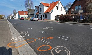 Die Fahrbahn am Unfallort auf der Oberen Talstraße ist noch von den Markierungen der Polizei übersät. - Frank-Michael Kiel-Steinkamp