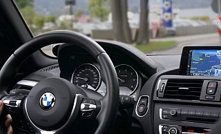 Ein BMW-Fahrer verunglückt bei einem verbotenen Einzelrennen auf dem Heierswall in Paderborn. - (Symbolbild) Pixabay